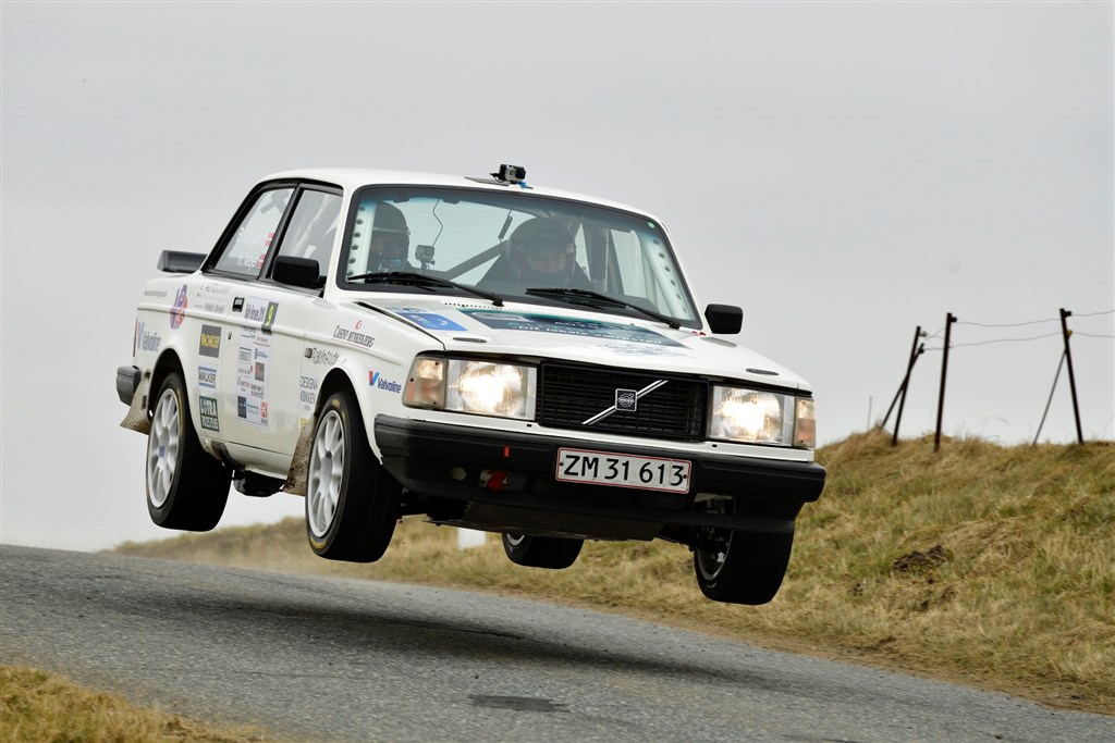 Heino Mejer er flyvende i sin Volvo 242 Turbo fra 1983, en bil med over 350 HK.
(Foto: Michael Eisenberg)